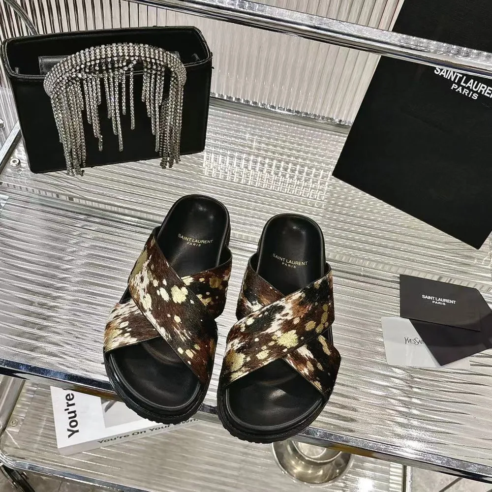 💫💫2026ss聖羅蘭這款平底拖鞋讓人聯想起Hedi Slimane執掌SAINT LAURENT PARIS時期搖滾與華麗的美學風格。✨✨簡約的鞋型搭配大膽的動物紋印花和奢華的材質，打造出品牌獨樹一幟的標誌性風格，鞋面採用奢華的馬毛材