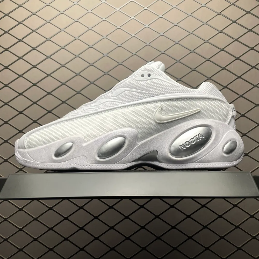 💰569 純原NOCTA x NK Glide 聯名款 復古運動鞋 DM0879-100 外貿專供品質 隆重介紹Drake與Nike的全新鞋款NOCTA Glide，它的設計靈感源自經典的Zoom Flight 95，並融合 NOCTA經