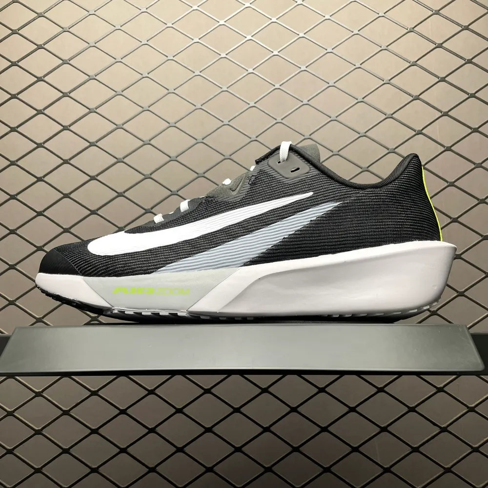 💰530 純原NK Air Zoom Rival FLY 4 超彈透氣輕量跑步鞋 FV6040-001 鞋款搭載 Flyknit 材料 出眾彈性 易於穿脫 採用React技術 輕盈耐 跑步健身房鍛鍊最佳選擇之一 尺碼：36 36.5 37