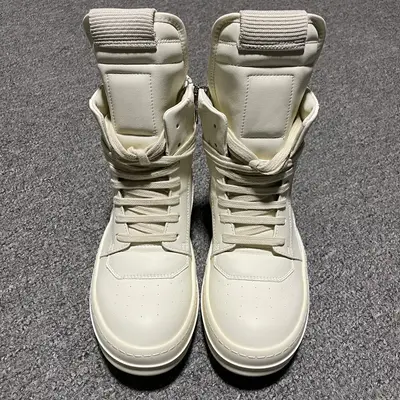 純原 Rick Owens 瑞克 歐文斯  高街經典休閒板鞋 配置天地蓋硬實禮盒(附贈棉布託購物袋一個)升級原楦原紙版開發版型 採用進口全粒面納帕紋小牛皮革鞋面材質 小羊真皮內襯 全新資料開發奶香型TPU鋸齒紋耐磨橡膠鞋底 尺碼：36 37