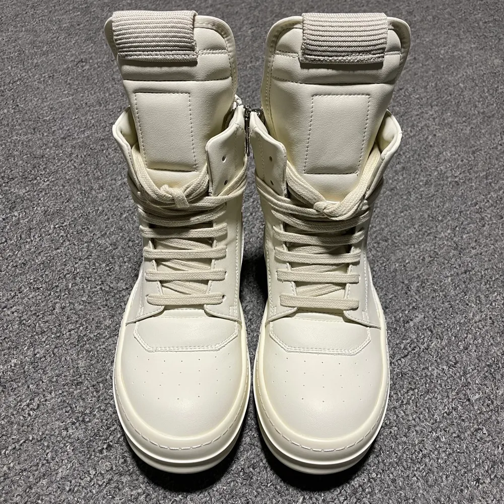 純原 Rick Owens 瑞克 歐文斯  高街經典休閒板鞋 配置天地蓋硬實禮盒(附贈棉布託購物袋一個)升級原楦原紙版開發版型 採用進口全粒面納帕紋小牛皮革鞋面材質 小羊真皮內襯 全新資料開發奶香型TPU鋸齒紋耐磨橡膠鞋底 尺碼：36 37