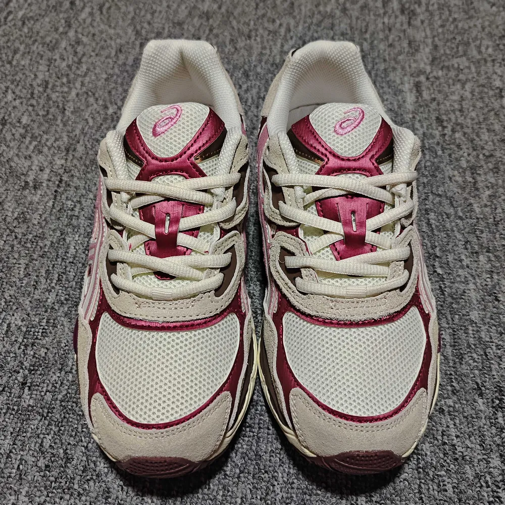 💰530  純原 Asics 亞瑟士 GEL-NYC 低幫運動休閒跑步鞋 1203A788-100 外貿平臺專供 大廠出品 細節到位 區別市面通貨 尺碼：36 37 37.5 38 39 39.5 40 40.5 41.5 42 42.5