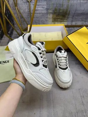 FENDI Force繫帶低幫鞋。白色全粒面和光滑皮料材質，採用襯墊元素。棕色FF提花和米色科技布料細節。輕質厚實白色鞋底，鞋頭和鞋跟帶FF圖案細節，男38-45碼P700