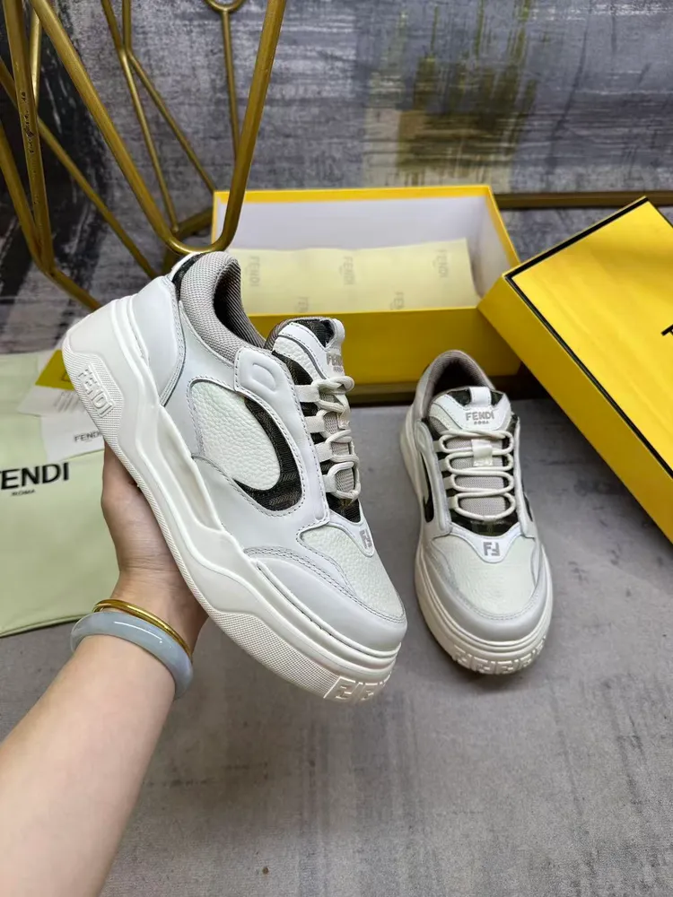 FENDI Force繫帶低幫鞋。白色全粒面和光滑皮料材質，採用襯墊元素。棕色FF提花和米色科技布料細節。輕質厚實白色鞋底，鞋頭和鞋跟帶FF圖案細節，男38-45碼P700