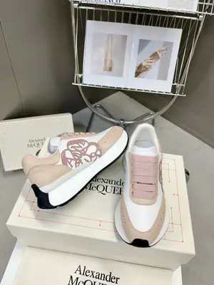p710 官網同步ALEXANDER MCQUEEN/亞歷山大麥昆 2024春夏男Sprint運動情侶鞋 鞋側面飾有時尚個性字母seal Logo組合雕花標誌 內裡網 牛皮墊腳，，最新精美全套包裝 另配有一幅鞋帶 35-45