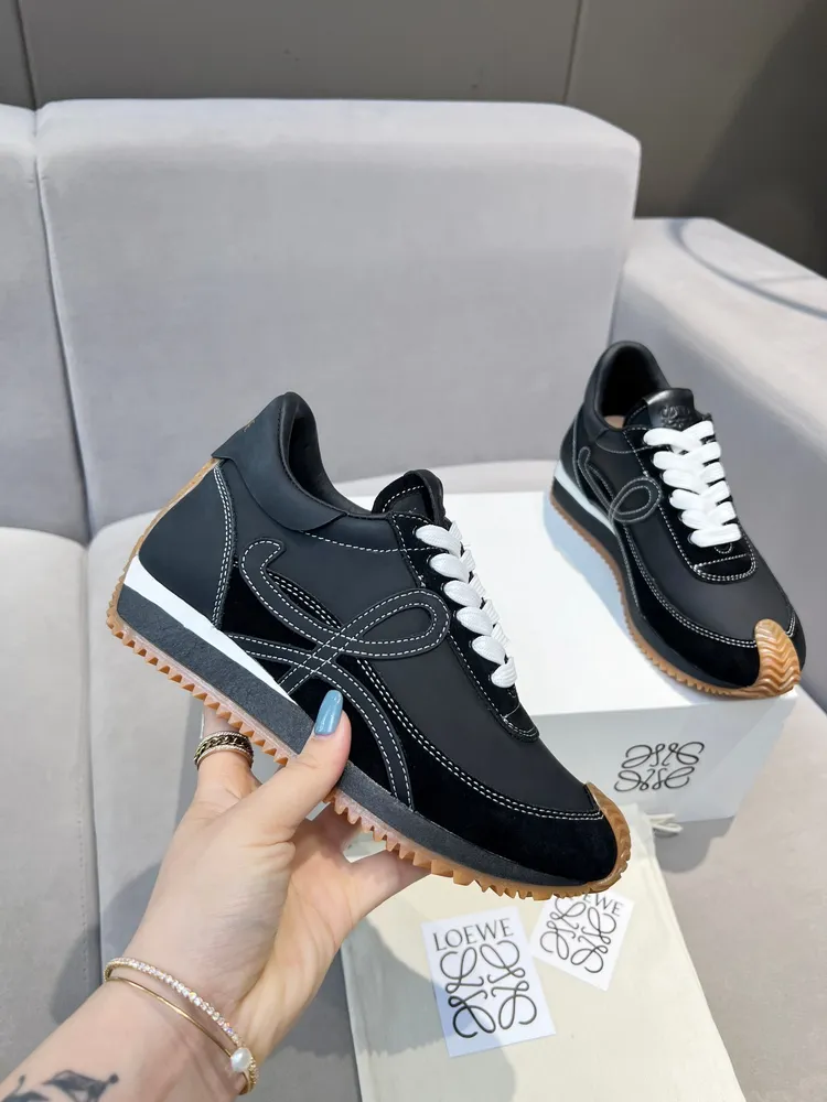 出廠價640 高版黑色全皮加20👑—-—————LOEWE 羅意威2023新款內增高德訓鞋！上腳超級輕便、舒適，6cm 內增高更是小個子的福音！原版1:1頂級復刻！品質歡迎看實物對比🆚！供高階代購首選🟢鞋面精選原版進口牛皮拼接客供織布