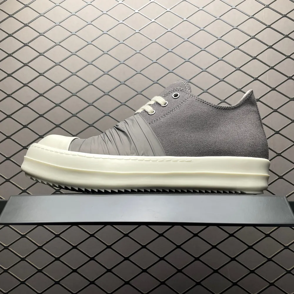 Rick Owens 瑞克 歐文斯 低幫高街休閒板鞋 原鞋開發 獨傢俬模大底 針車間距都是極致還原 一比一規格禮盒裝 重達3斤以上 外加定製歐文斯保護盒 全套包裝及配件 高階零售專供品質 區別市場貨 純手工打造 每一隻都是獨一無二 有手工質