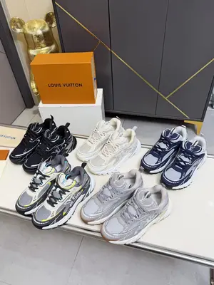 🔥🔥🔥 出廠價：750🔥🔥LV Run 2.0運動鞋，採用網布➕牛皮拼接，透氣又有支撐力。厚橡膠鞋底，緩震舒適，日常穿搭或輕運動都OK！鞋側LV標誌超有辨識度，時尚感拉滿✨。鞋舌和後跟拉環設計，穿脫更方便，整體簡約現代，百搭不挑風