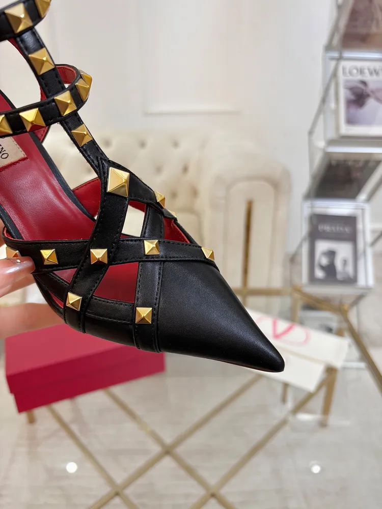 P690  🔥Valentino26ss專櫃新品。網紅街拍都愛搭配的腔調單品哦~ 跟著時尚達人的步伐來走準沒錯！搭配上簡單或時尚款的衣服穿，鞋面鏤空設計搭配v家經典鉚釘點綴，高階大氣又顯腿白，細節和麵料的搭配都讓整體看起來很有質感~