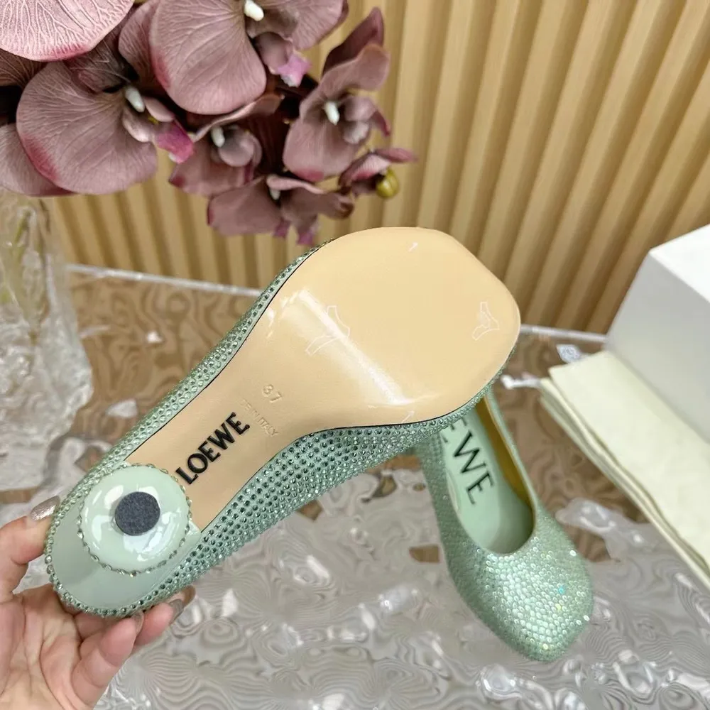 🆕💗【羅意威•Loewe】火爆新款 ，獨特的設計，配合整體原版楦型，時尚而個性好穿 顏色超讚