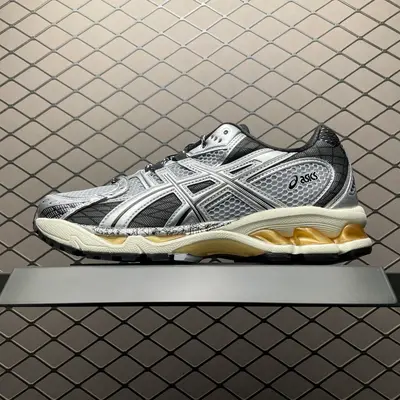 💰569 純原Asics 亞瑟士 GEL-Nimbus 10.1 低幫運動休閒跑步鞋 1203A543-020 平臺專供品質 一箇中底細節區別市面通貨 尺碼：36 37 37.5 38 39 39.5 40 40.5 41.5 42 42