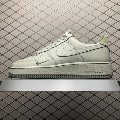 💰550 純原NK Air Force 1 Low 空軍一號低幫休閒板鞋 HM9483-300 原廠衝刀皮料切割乾淨 無任何毛邊 打造純正空軍 全掌內建蜂窩氣墊 原盒配件 原廠中底鋼印、拉幫完美 全套原楦原模傾力打造完美版型 尺碼：36 