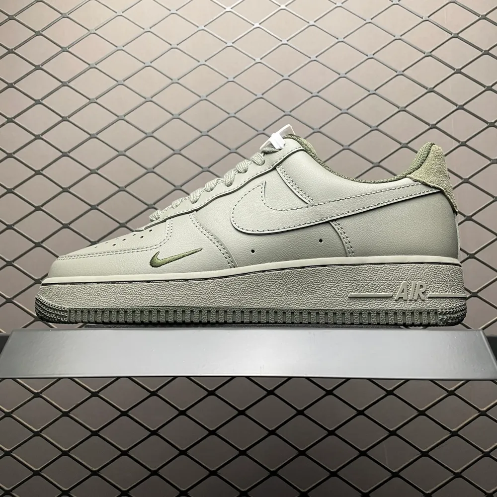 💰550 純原NK Air Force 1 Low 空軍一號低幫休閒板鞋 HM9483-300 原廠衝刀皮料切割乾淨 無任何毛邊 打造純正空軍 全掌內建蜂窩氣墊 原盒配件 原廠中底鋼印、拉幫完美 全套原楦原模傾力打造完美版型 尺碼：36 