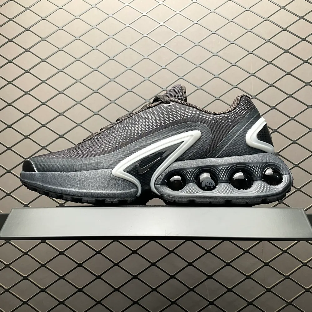 💰550 純原NK Air Max Dn 氣墊跑鞋 DV3337-202 全新鞋款在同側採用了四個圓柱倉式的設計，不僅有防滑耐磨性功能，還搭配了周圍一圈柔軟的泡棉材質，提供全新的複合腳感八成還是泡棉腳感 尺碼：36 37 38 39 40