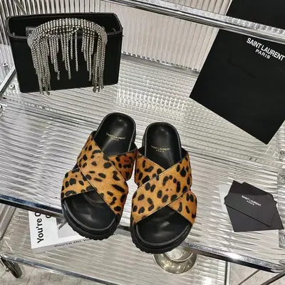 💫💫2026ss聖羅蘭這款平底拖鞋讓人聯想起Hedi Slimane執掌SAINT LAURENT PARIS時期搖滾與華麗的美學風格。✨✨簡約的鞋型搭配大膽的動物紋印花和奢華的材質，打造出品牌獨樹一幟的標誌性風格，鞋面採用奢華的馬毛材