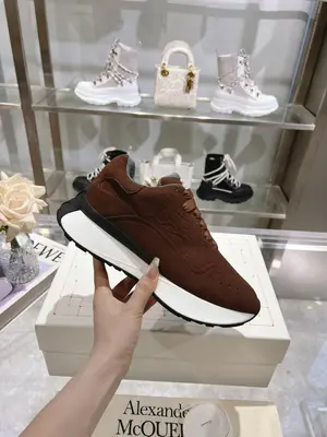 p710 ALEXANDER MCQUEEN/亞歷山大麥昆 官網同步發售春夏男Sprint運動情侶款 鞋側面飾有時尚個性字母seal Logo標誌 全皮壓花工藝 內裡網 牛皮墊腳，不脫層不褪色，最新精美全套包裝 另配有一幅鞋帶 男39-45