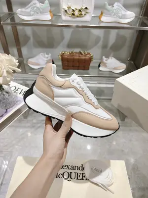 p710 ALEXANDER MCQUEEN/亞歷山大麥昆 2024春夏男Sprint運動情侶款 鞋側面飾有時尚個性字母seal Logo標誌 2層全皮工藝 高版本油邊 內裡羊皮 牛皮墊腳，不脫層不褪色，最新精美全套包裝 另配有一幅鞋帶 女