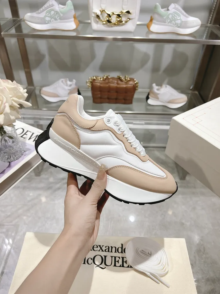 p710 ALEXANDER MCQUEEN/亞歷山大麥昆 2024春夏男Sprint運動情侶款 鞋側面飾有時尚個性字母seal Logo標誌 2層全皮工藝 高版本油邊 內裡羊皮 牛皮墊腳，不脫層不褪色，最新精美全套包裝 另配有一幅鞋帶 女