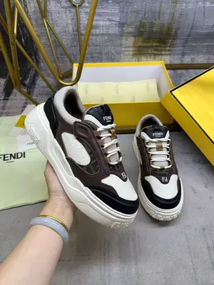 FENDI Force繫帶低幫鞋 白色全粒麵皮料材質，配軟墊設計元素。細節飾有棕色FF提花、光面棕色皮料與米色科技布料。輕盈厚底白色鞋底，鞋頭及鞋跟帶FF圖案細節。男38-45碼P700