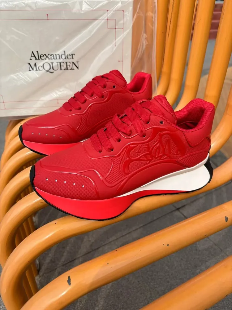 p710 官網同步ALEXANDER MCQUEEN/亞歷山大麥昆 2024春夏男Sprint運動鞋 鞋面釆用牛皮壓花工藝 時尚個性字母seal Logo組合標誌 牛皮墊腳，不脫層不褪色，最新精美全套包裝 配有一幅鞋帶 男39-45