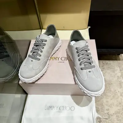 新款吉米周 JIMMY CHOO ，獨家發售，工廠價格批710、原版大底休閒小白鞋，採用最新工藝設計，立體感強👍多種工藝融合一起，顛覆時尚，超級有型！搭配超美。原版一比一