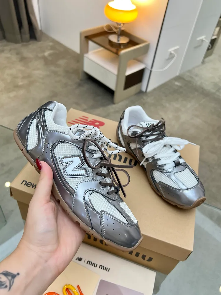 ￼ MIU MIU繆⁠繆‬ x New Balance NB530休閒‬運動鞋，當‬之無愧年度鞋‬王，Miu Miu x從New Balance 典⁠經‬！NB530運動‬鞋中汲取靈感，推出‬了‬自己的代迭‬版本530SL。該‬運動鞋採⁠用