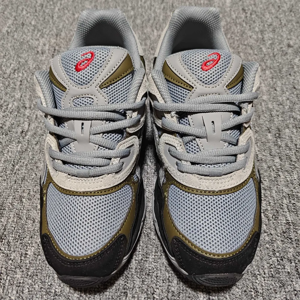 💰530  純原 Asics 亞瑟士 GEL-NYC 低幫運動休閒跑步鞋 1203A383-024 外貿平臺專供 大廠出品 細節到位 區別市面通貨 尺碼：36 37 37.5 38 39 39.5 40 40.5 41.5 42 42.5