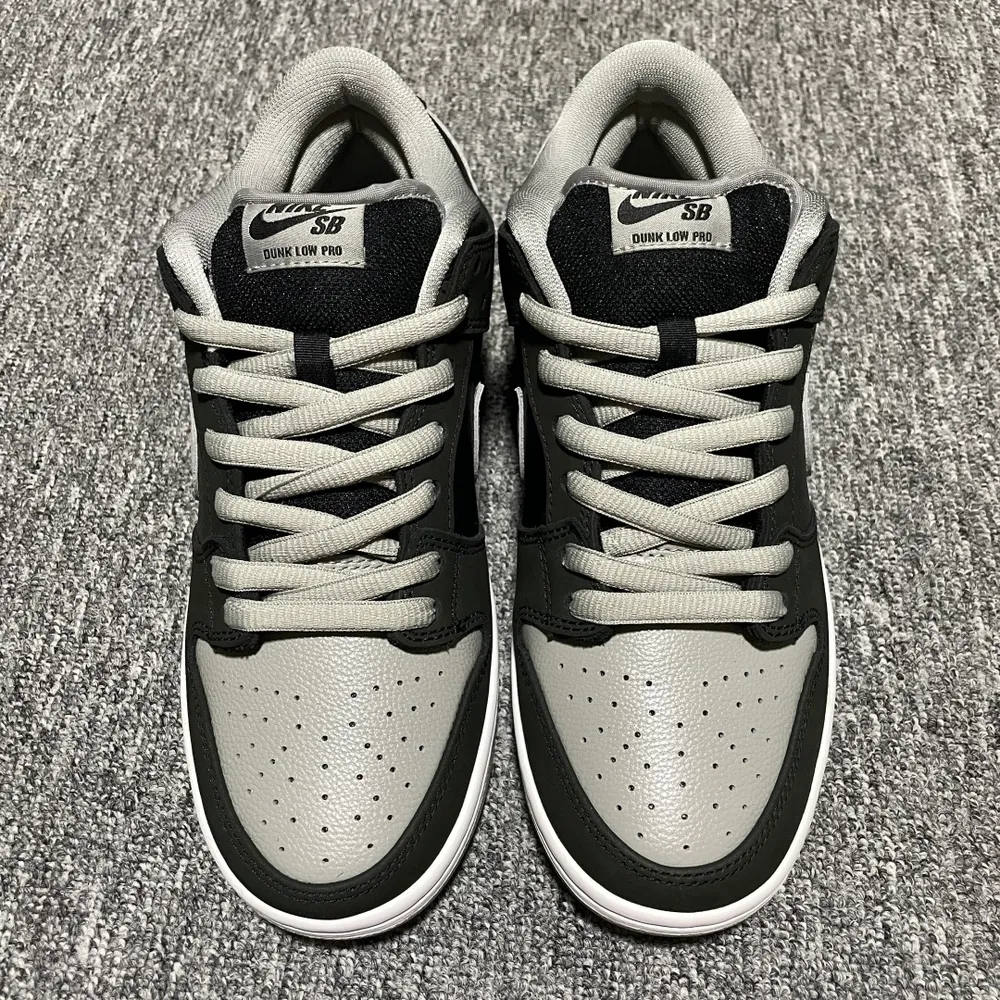 純原 NK SB Dunk Low " J-Pack " 影子灰 低幫運動休閒板鞋 BQ6817-007 天花板品質 市面唯一正確原裝版本 全身採用原廠皮料 鞋帶 織嘜 內標全部客供原廠 原廠資料 原廠楦頭紙板打造 每個細節都對位原鞋 尺碼