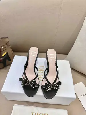 DIOR💙2026/𝐒𝐒 𝐧𝐞𝐰春夏新品中古風 少女心爆棚 這款完全長在女生喜歡的點上 半拖高跟鞋💙