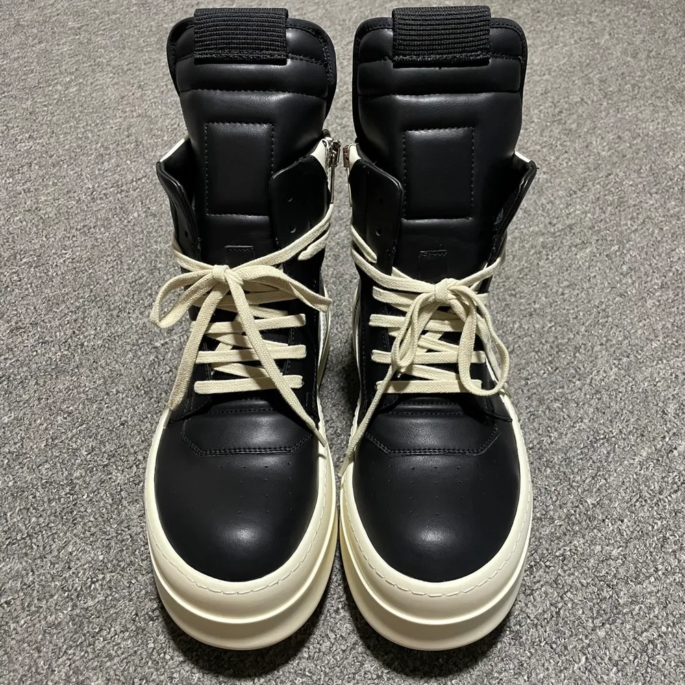 💰920 純原版本 Rick Owens 瑞克 歐文斯 倒三角款 高幫休閒鞋 高階零售外貿專供品質 配置天地蓋硬實禮盒(附贈棉布託購物袋一個)升級原楦原紙版開發版型 水染粒面小牛皮革鞋面材質 奢侈品的觸感 私模定製品牌LOGO拉鏈 一比一