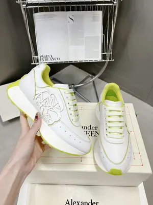 出廠價710 官網同步上新ALEXANDER MCQUEEN/亞歷山大麥昆 2023春夏男Sprint運動情侶款 鞋側面飾有時尚個性字母seal Logo組合雕花標誌 內裡網 牛皮墊腳，不脫層不褪色，最新精美全套包裝 另配有一幅鞋帶 35-