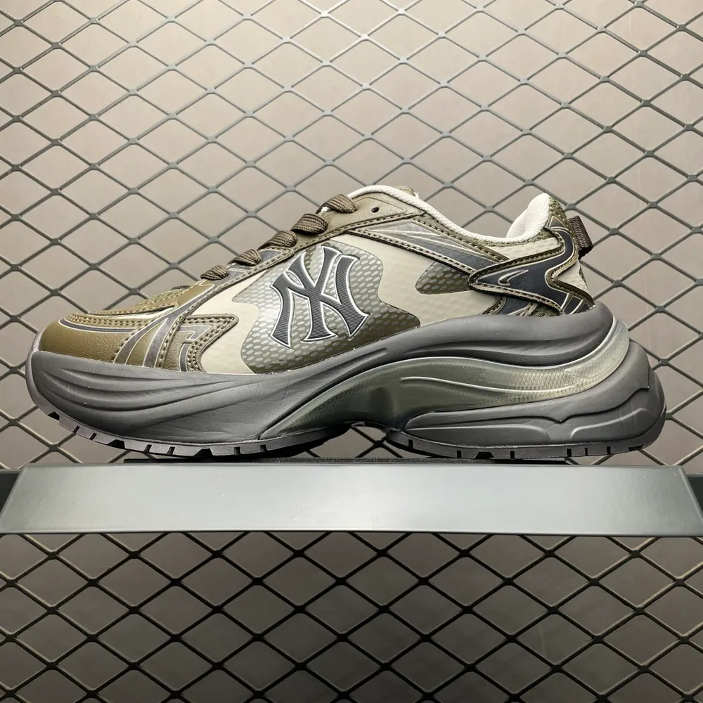 💰550 網紅爆款 純原MLB Curve Runner Enamel 低幫休閒涼鞋 原廠防偽吊牌 尺碼：36 36.5 37.5 38 38.5 39 40 40.5 41 42 42.5 43 44 44.5 45 編號：25YEFF