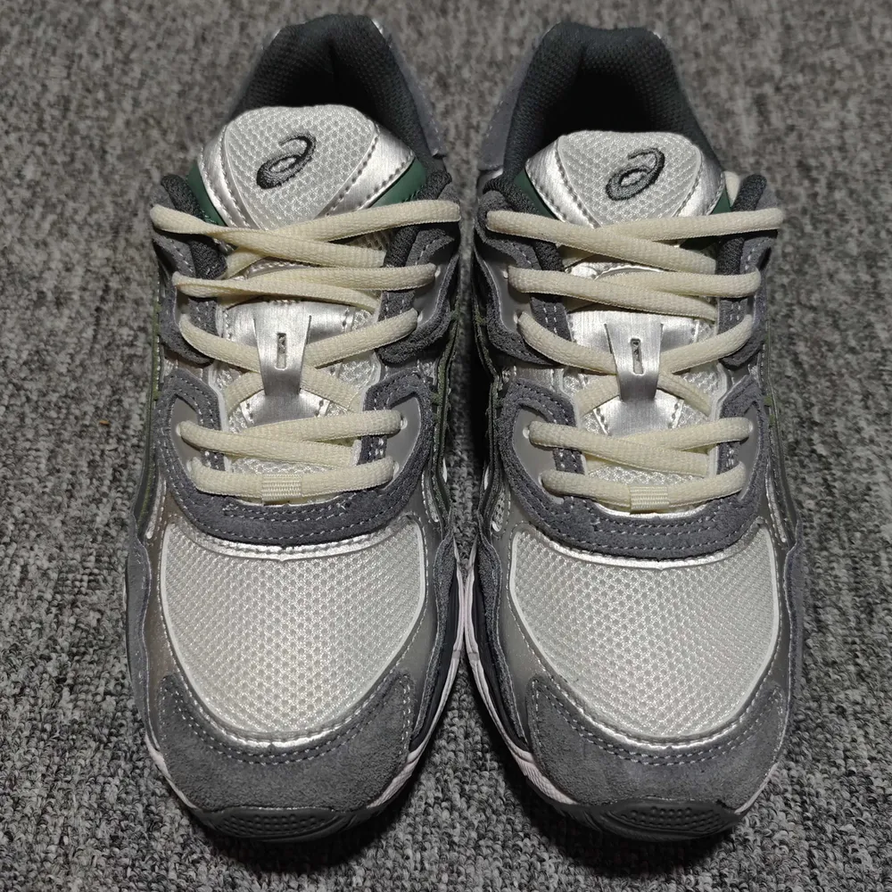 💰530  純原 Asics 亞瑟士 GEL-NYC 低幫運動休閒跑步鞋 1203A383-101 外貿平臺專供 大廠出品 細節到位 區別市面通貨 尺碼：36 37 37.5 38 39 39.5 40 40.5 41.5 42 42.5