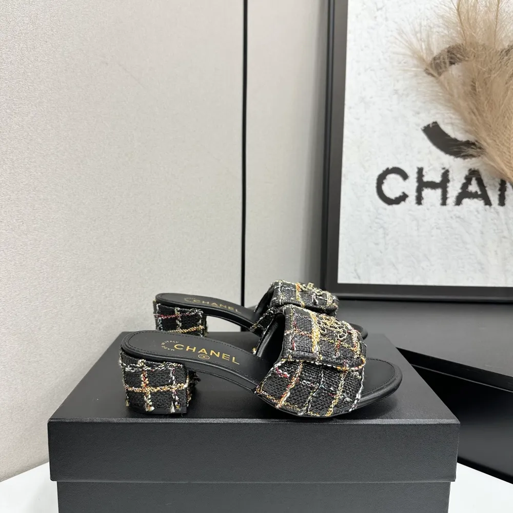 26Ss新款Chanel香奈兒粗花呢編織布書包扣一字粗跟中跟拖鞋