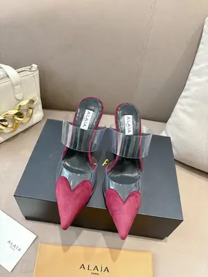 P660 ALAÏA2026 春夏HighLove坡跟穆勒鞋 標誌性愛心鞋頭+透明PVC拼接，辨識度超高!麂皮材質與裸色透明材質結合，視覺輕盈，坡跟設計拉長腿部線條，穿著更穩