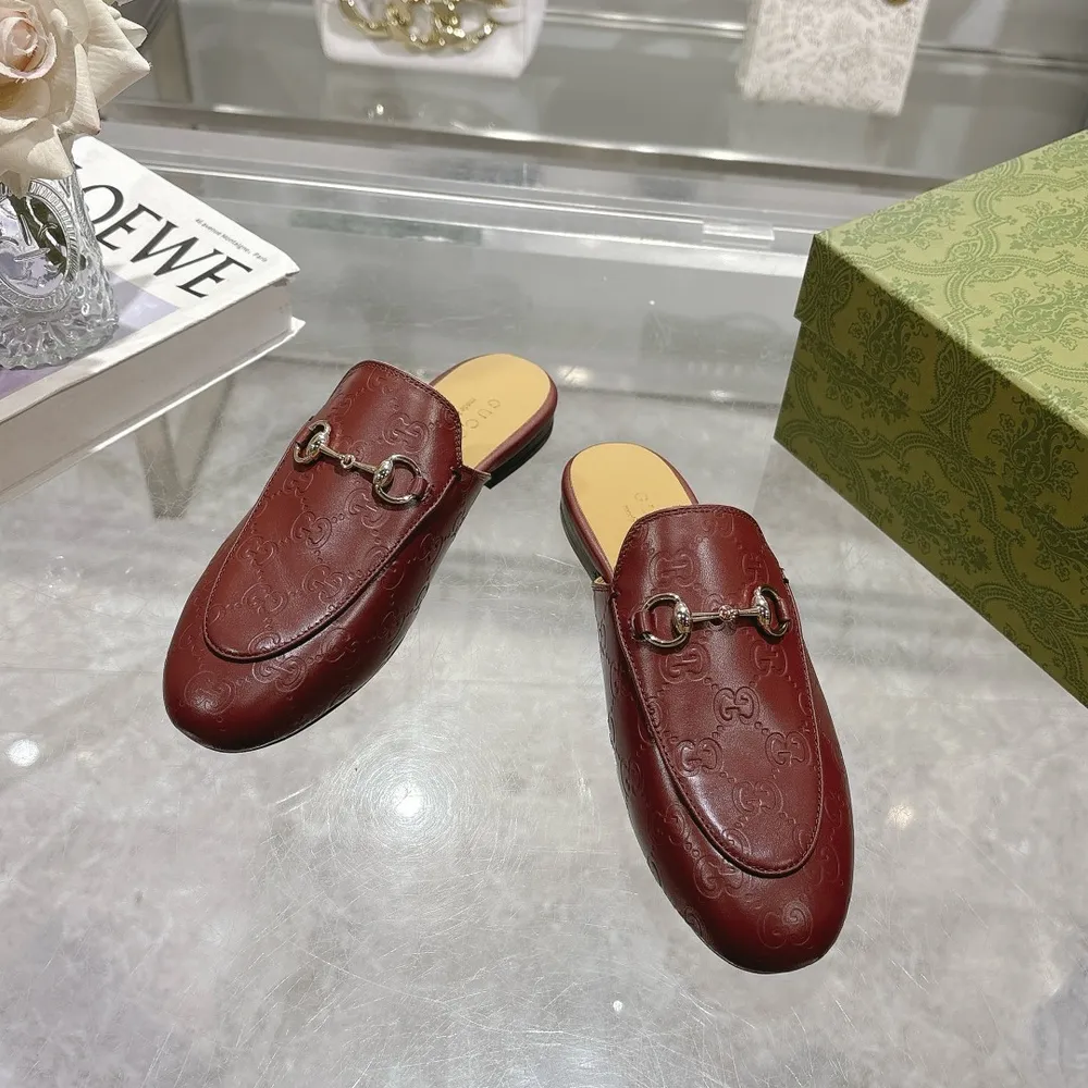 1803-1 酒紅¥650（35-41）作為Gucci設計傳承的傑出代表，Jordaan系列飾馬銜扣樂福鞋生動彰顯經典優雅格調。這款鞋履採用品牌標誌性字母交織圖案皮革，成就雋永經典。這款鞋履材質柔軟，廓形精緻流暢，彰顯日常優雅風範。