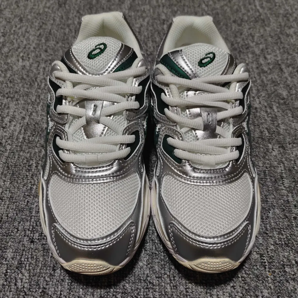 💰530  純原 Asics 亞瑟士 GEL-NYC 低幫運動休閒跑步鞋 1201A971-200 外貿平臺專供 大廠出品 細節到位 區別市面通貨 尺碼：36 37 37.5 38 39 39.5 40 40.5 41.5 42 42.5