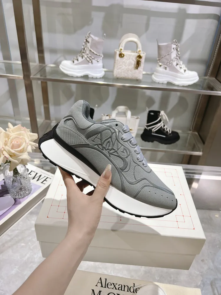 p710 ALEXANDER MCQUEEN/亞歷山大麥昆 官網同步春夏男Sprint運動情侶款 鞋側面飾有時尚個性字母seal Logo標誌 全皮壓花工藝 內裡網 牛皮墊腳，不脫層不褪色，最新精美全套包裝 另配有一幅鞋帶 男39-45