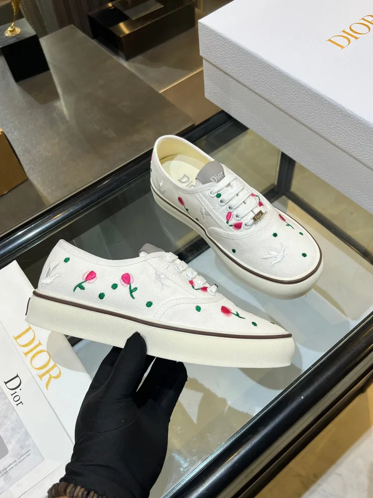 Dior · 迪奧新款刺繡低幫帆布鞋四葉草☘️單鞋上腳系列 簡直太好看了，每一雙上腳都超級好看！舒適小矮跟 漂亮的鞋子才配最美的你 !休閒穿搭精選，成熟感拉滿☘️