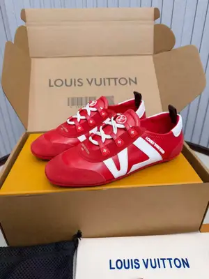 2026🔥新款上架🔥 Louis Vuitton  lv路易威登專櫃最新復古德訓鞋 ，芭蕾運動鞋 ，眾多網紅明星紛紛開秀上腳 ，這款繫帶休閒運動鞋妥妥的美式復古風格 經典百搭的單品 面料：牛皮+絲光牛反絨 內裡：羊皮 原版開模橡膠鞋底 