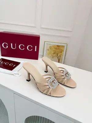 出廠價：570🌸 🌸Gucci2026早春雙G水鑽高跟拖鞋，跟高8.5釐米。34碼—43碼（34、35、43不退換）真皮大底+40