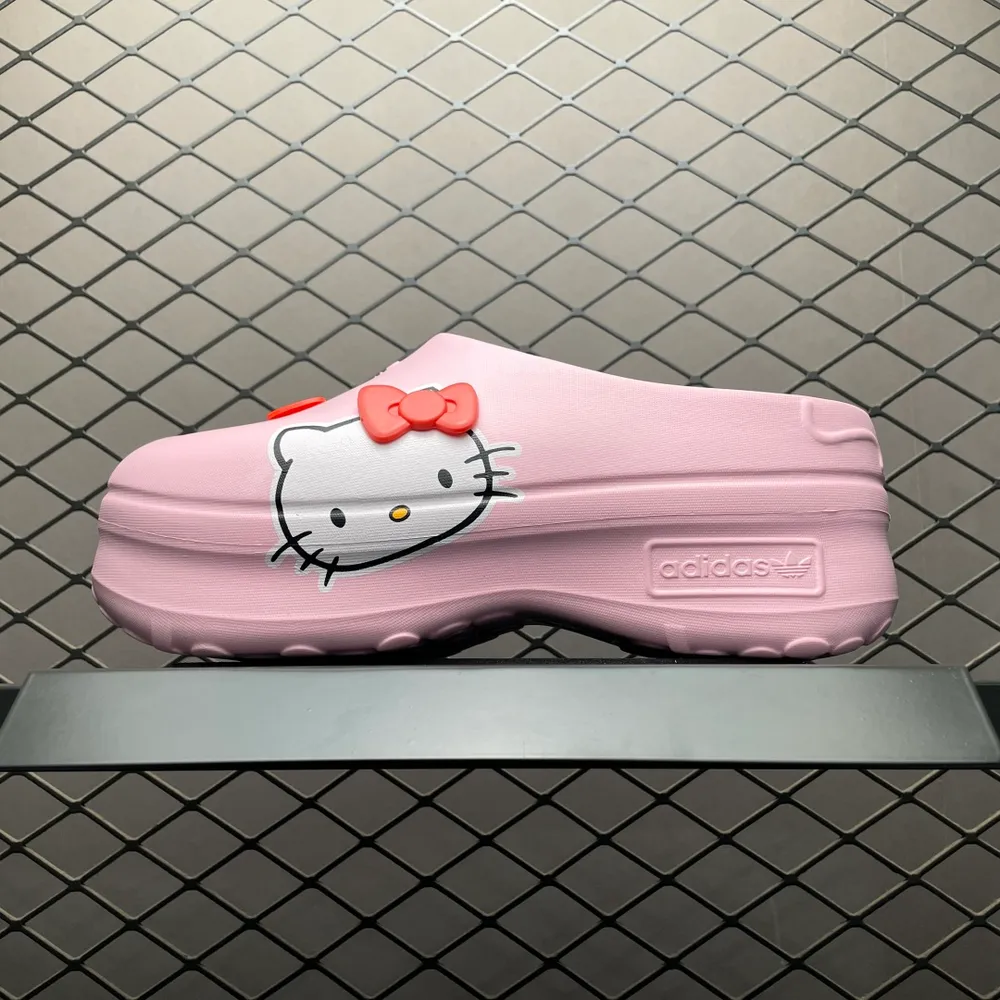 💰450   Helle Kitty x AD 阿迪 凱蒂貓聯名 AdiFOM Stan Smith Mule 慕勒 輕便休閒涼鞋 廚師鞋 拖鞋 輕鬆腳感 一穿即走 這款拖鞋旨在致敬經典的Stan Smith 簡約鞋面和後跟細節靈感源於原
