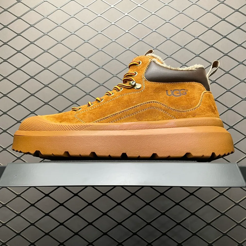 💰640  純原 UGG 客制款 中幫男士休閒鞋雪地靴馬丁靴系列 U6339M 廣東大廠品質 秋冬新款 時尚潮流搭配 面料釆用義大利進口磨砂牛皮 全鞋真牛皮材料 大底到五金都是代工廠原材料製作 日常隨意搭配 型男必備 尺碼：39 40 4