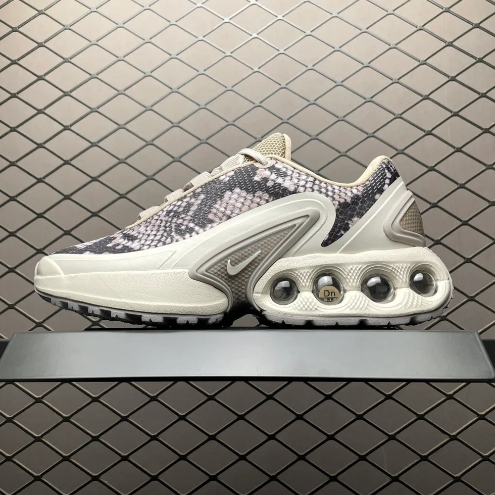 💰569 純原NK Air Max Dn 氣墊跑鞋 HF5512-200 全新鞋款在同側採用了四個圓柱倉式的設計，不僅有防滑耐磨性功能，還搭配了周圍一圈柔軟的泡棉材質，提供全新的複合腳感八成還是泡棉腳感 尺碼：36 37 38 39 40