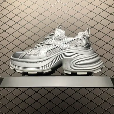 💰600 純原GG-CC Chunky Low 厚底增高鞋老爹鞋 廣東大廠出品 完美細節 25ss早春新款厚底增高 大長腿 時髦look輕鬆定格 不費力展現率性氛圍 高檔銀盒  酷帥機能風不規則設計大底 銀灰拼色造型設計 輕便舒適百搭 G