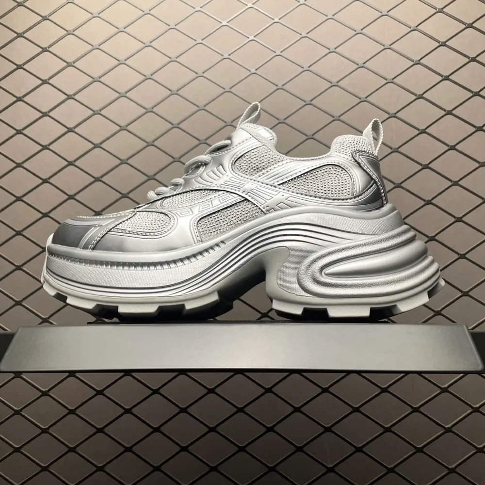 💰600 純原GG-CC Chunky Low 厚底增高鞋老爹鞋 廣東大廠出品 完美細節 25ss早春新款厚底增高 大長腿 時髦look輕鬆定格 不費力展現率性氛圍 高檔銀盒  酷帥機能風不規則設計大底 銀灰拼色造型設計 輕便舒適百搭 G