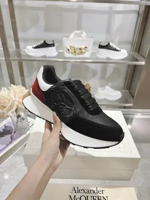 新色官網同步ALEXANDER MCQUEEN/亞歷山大麥昆 2024春夏男Sprint運動情侶款 鞋側面飾有時尚個性字母seal Logo標誌 全皮工藝 高版本油邊 內裡羊皮 牛皮墊腳，不脫層不褪色，最新精美全套包裝 另配有一幅鞋帶 女3