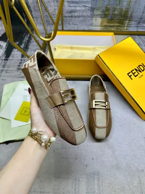 最新FENDI 樂福鞋，雙色條紋帆布面料，刺繡包邊，金色扣件，羊皮墊腳，35-42碼，跑量價590