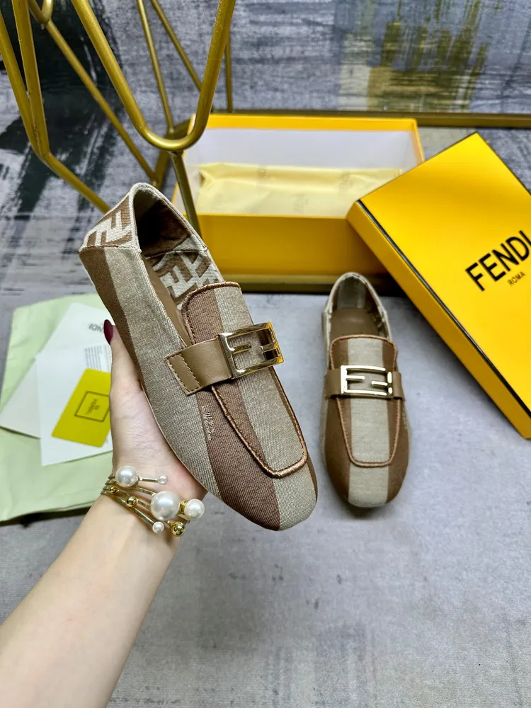 最新FENDI 樂福鞋，雙色條紋帆布面料，刺繡包邊，金色扣件，羊皮墊腳，35-42碼，跑量價590