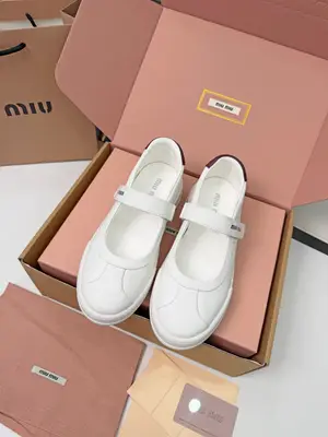 MiuMiu 繆繆 2026瑪麗珍，美到心坎上啦！柔軟的真皮材質，觸感細膩，親膚舒適。